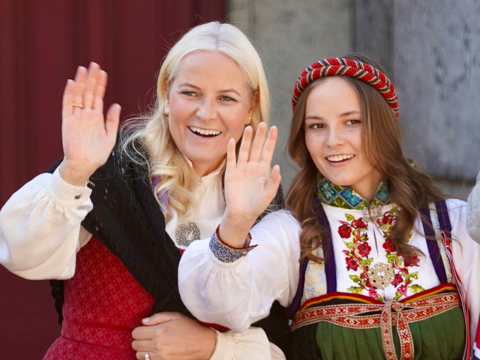 Crown Princess Mette-Marit and Princess Ingrid Alexandra. Photo: Lise Åserud, NTB